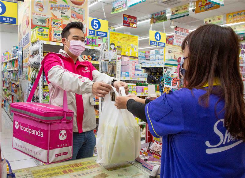 小北百貨攜手外送平台推出24小時外送。（圖／業者提供）