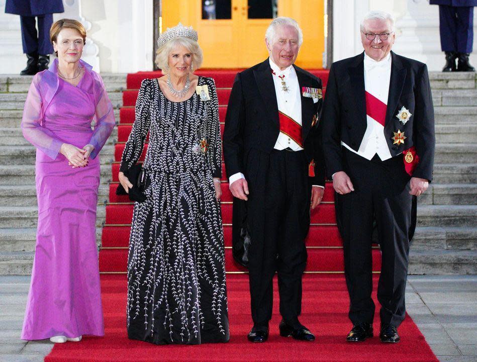 德國總統史坦麥爾（右一）與夫人（左一）舉行國宴迎接查爾斯夫婦。（翻攝The Royal Family臉書）