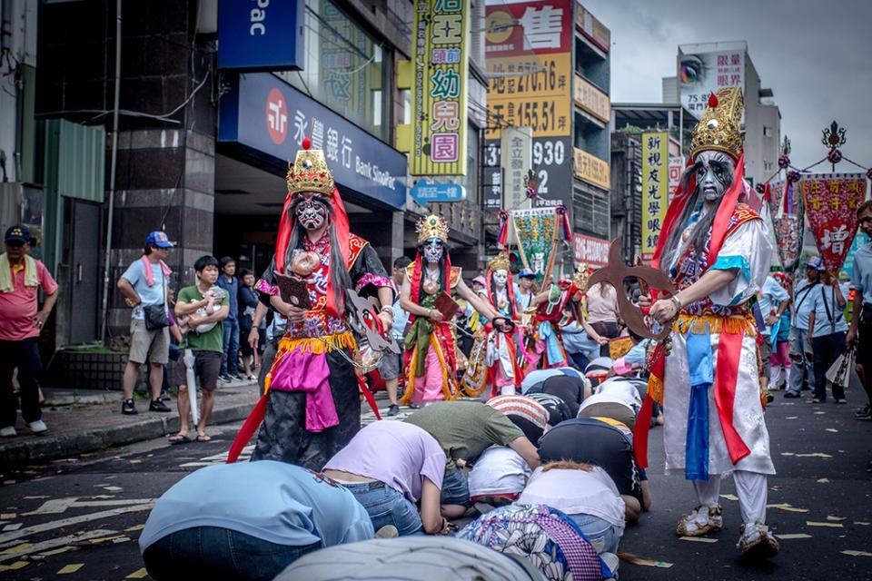 《圖說》新莊地藏庵文武大眾爺聖誕祭典頭前庄官將首替信眾祭解。〈文化局提供〉