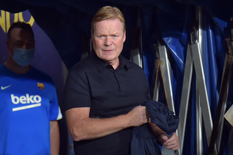 Ronald Koeman, entrenador de Barcelona, sabe que su trabajo corre peligro; una derrota ante el campeón de LaLiga, Atlético de Madrid, podría sentenciar su suerte y provocar un cambio de rumbo en el banco de suplentes del equipo catalán.