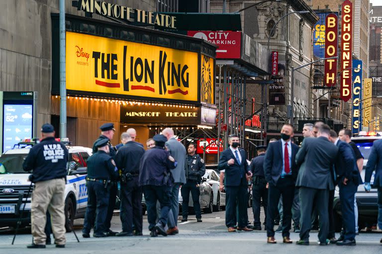 NUEVA YORK, NY - 08 de mayo: Policía en Times Square el 8 de mayo de 2021 en la ciudad de Nueva York. Según los informes, tres personas, incluido un niño pequeño, resultaron heridas en un tiroteo cerca de West 44th St. y 7th Ave. (Foto de David Dee Delgado / Getty Images)