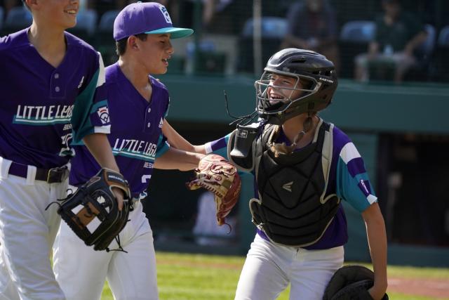 VIDEO: Mo'ne Davis, Ella Bruning Little League World Series First Pitch