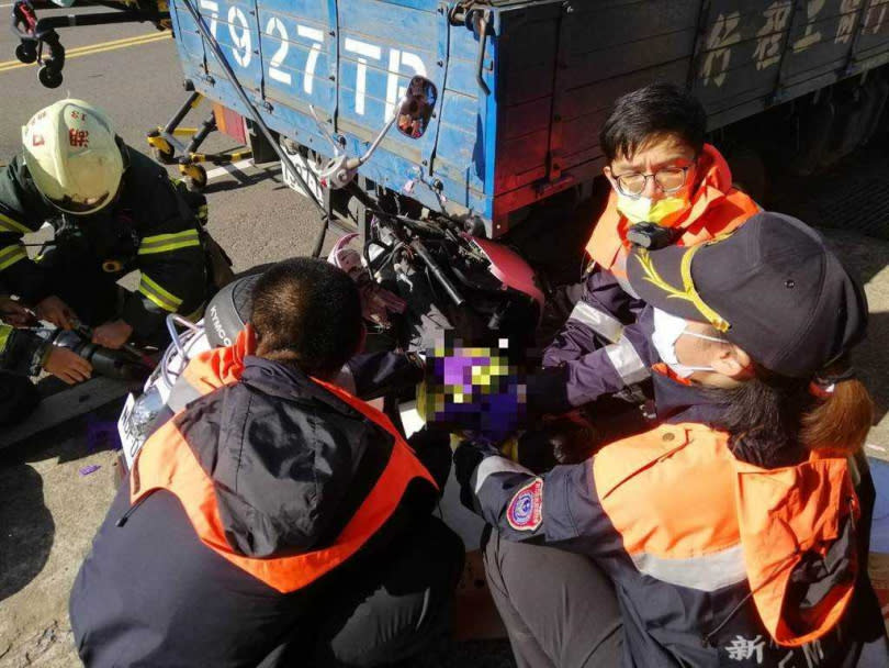 新竹縣新豐鄉23日上午發生重大車禍，一位媽媽騎機車載著2名孩子，卻自撞貨車後斗，目前母子兩人急救中。（圖／翻攝照片）