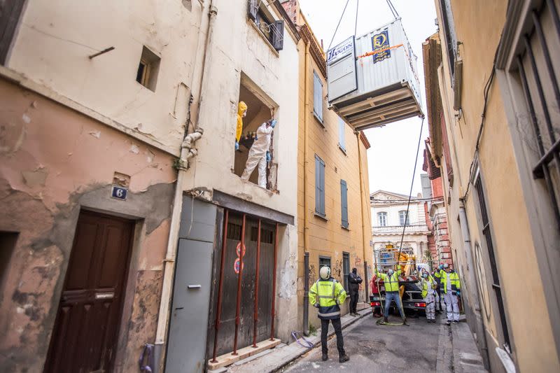 Rescue operation for man suffering from obesity in Perpignan