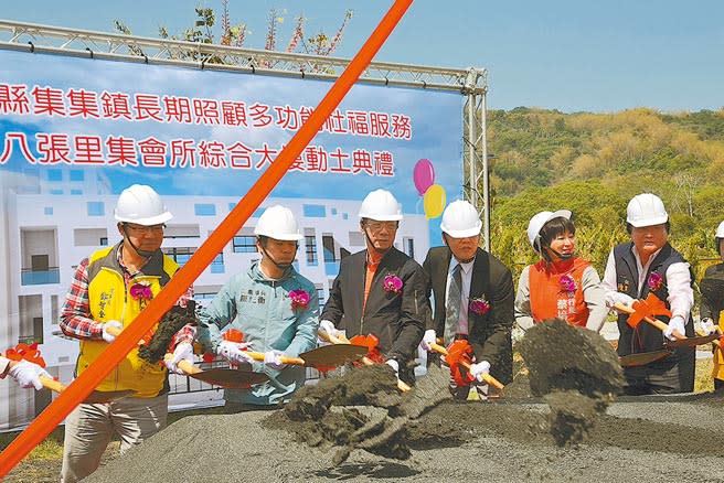 集集首間長照中心25日動土，南投縣長林明溱（左三）與地方民代鄉親們一起持金鏟進行動土儀式。（黃立杰攝）