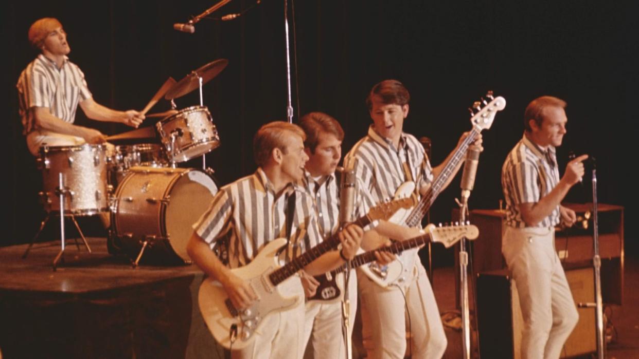 Ein Foto aus jener Zeit, als Bands noch Uniformen trugen. Die Beach Boys, 1961 in einem Vorort von Los Angeles gegründet, wurden zur größten und wohl einflussreichsten US-Band aller Zeiten. Der Dokumentarfilm "The Beach Boys" bei Disney+ zeichnet ihren Weg nach. (Bild: © Disney und seine verbundenen Unternehmen)