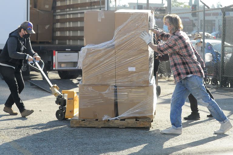 Brad Pitt no tuvo problemas en manejar, repartir y hasta empujar las pesadas cajas de mercadería