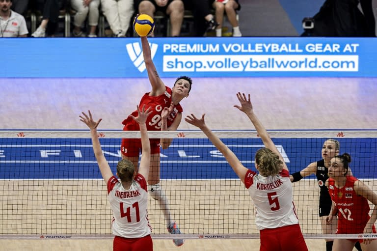 La jugadora turca Ebrar Karakurt remata un balón en un partido ante Polonia en la Liga de Naciones femenina de voleibol. En Bangkok (Tailandia), el 21 de junio de 2024 (Lillian SUWANRUMPHA)