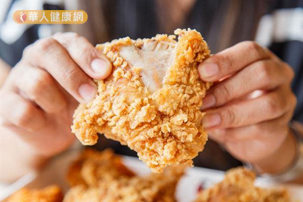 吃太好、暴飲暴食、交際應酬多、常吃藥補食療的人，不僅容易便祕，就連大便臭味也特別臭。