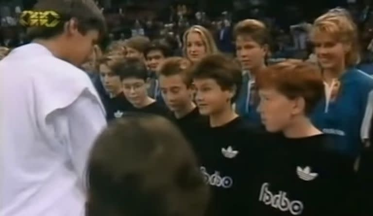 Federer, en 1993, como alcanzapelotas del ATP de Basilea, recibiendo una medalla de manos de Stich. 