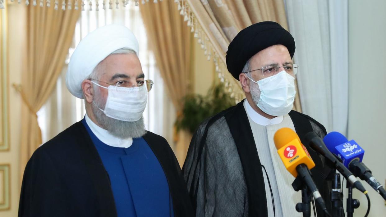 Der scheidende iranische Präsident Hassan Ruhani (l) tritt mit seinem gewählten Nachfolger Ebrahim Raeissi vor die Presse.