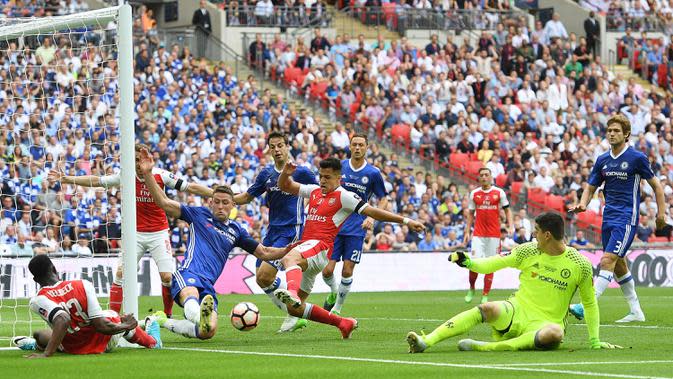 Striker Arsenal, Alexis Sanchez, berusaha memasukan bola ke gawang Chelsea pada laga final Piala FA di Stadion Wembley, Sabtu (27/5/2017). Arsenal menang 2-1. (EPA/Facundo Arrizabalaga)