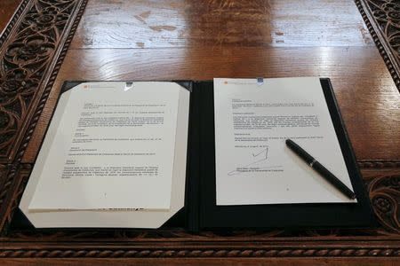 The decree document signed by Catalonia's President Artur Mas calling for the region's elections to be held on September 27 is seen at Palau de la Generalitat in Barcelona, Spain, August 3, 2015, in this handout courtesy of the Catalonian regional government. REUTERS/Ruben Moreno Garcia/Generalitat de Catalunya/Handout via Reuters