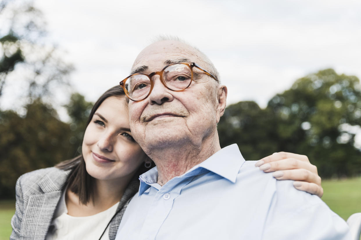 How do you know if you're experiencing symptoms due to Alzheimer's disease or normal memory loss? Experts weigh in. (Photo: Getty)