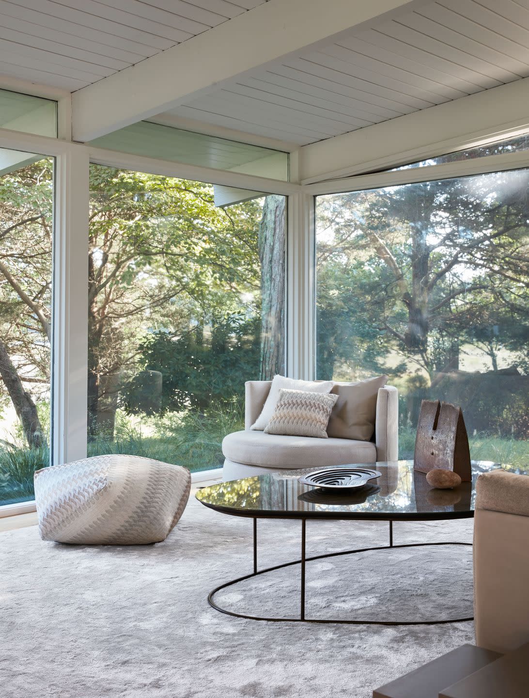 long island home of designer susannah charbin sitting room