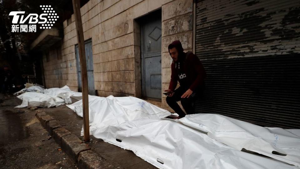 敘利亞北部大城阿勒坡（Aleppo），一家醫院外擺滿罹難者遺體。（圖／達志影像美聯社）