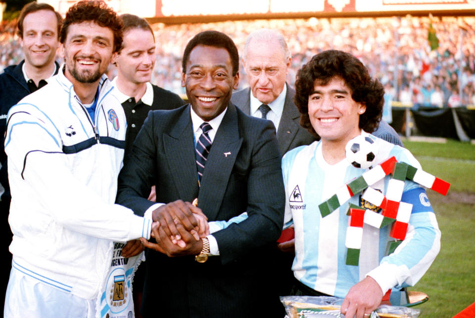 En esta foto de archivo del 10 de junio de 1987, la leyenda del fútbol brasileño Pelé, en el centro, toma de la mano al capitán italiano Alessandro Altobelli, a la izquierda, y al capitán argentino Diego Maradona, luego de recibir la medalla de honor de la FIFA antes del inicio de un partido entre Argentina e Italia en Zurich, Suiza. Maradona ha fallecido de un paro cardíaco, el miércoles 25 de noviembre de 2020, en Buenos Aires. Tenía 60 años (AP Foto, Archivo)