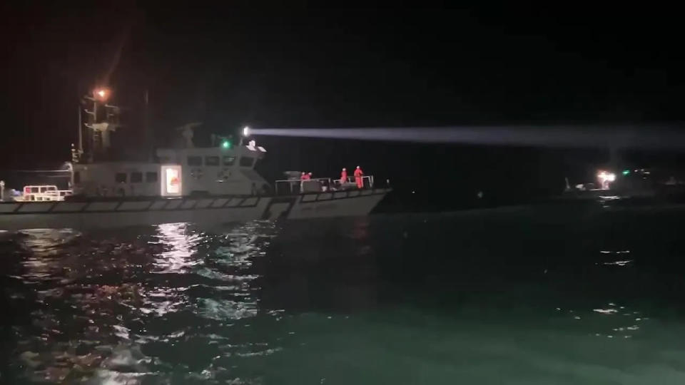 <strong>海巡署和陸方艦艇入夜後持續搜救失聯船員。（圖／翻攝畫面）</strong>