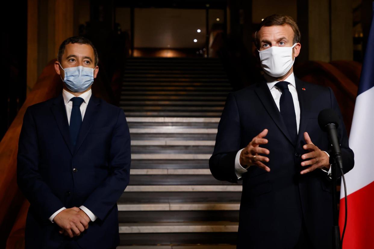 Emmanuel Macron et Gérald Darmanin à la préfecture de Seine-Saint-Denis, à Bobigny, le 20 octobre 2020. - Ludovic MARIN / POOL / AFP