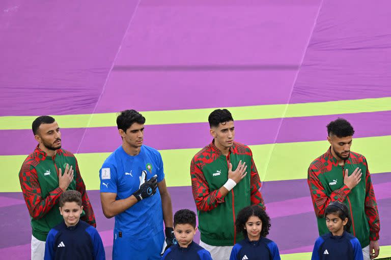 El arquero de Marruecos, Yassine Bounou, cantó el himno pero no salió a jugar el partido.
