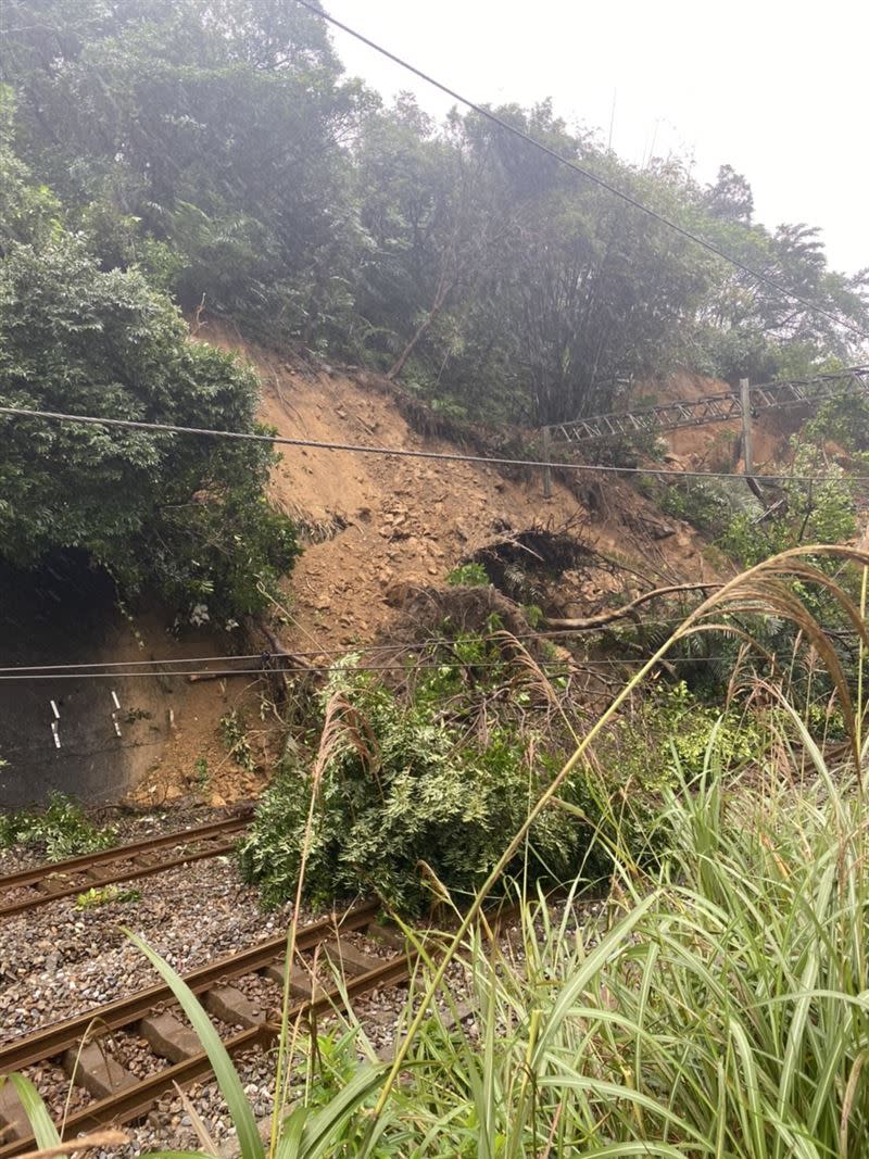 瑞芳-猴硐段落石崩落，東西正線雙線即刻暫停運行。（圖／翻攝畫面）