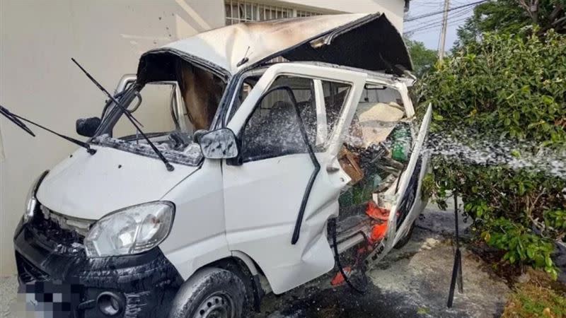 小貨車車體爆炸後嚴重變形。（圖／翻攝畫面）