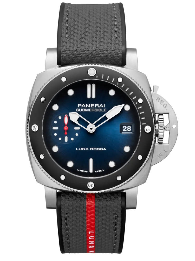 沛納海Submersible Luna Rossa腕錶（PAM01565），42mm，磨砂精鋼錶殼，藍色太陽放射紋漸變色錶面，雙材質橡膠及灰色織布錶帶，P.900自動上鍊機芯，動力儲存3日，防水深度300米，限量300只，34萬7000元。品牌提供