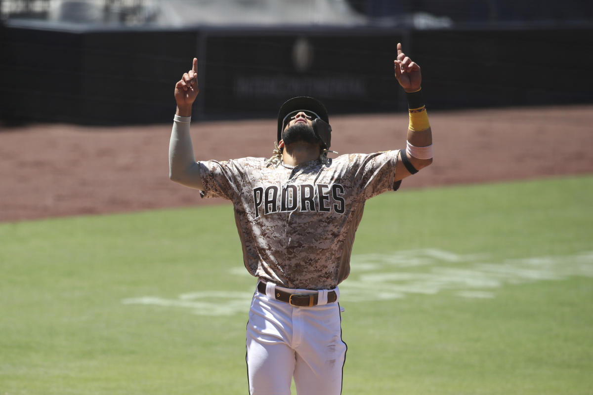 San Diego Padres' Fernando Tatis Jr makes daring play on infield