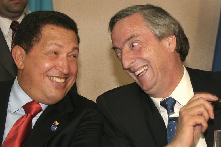 La relación con el presidente venezolano Hugo Chávez fue uno de los hitos del gobierno de Néstor Kirchner. Aquí, en Brasilia, en septiembre de 2005, al anunciar el ingreso de la petrolera Pdvesa a la Argentina