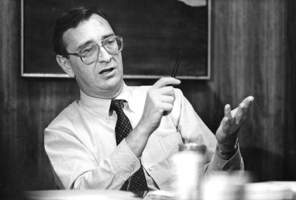 FILE - Associated Press Sports Editor Darrell Christian addresses a writing seminar for the AP's Nashville staff in September 1980, in Nashville, Tenn. Christian, a former managing editor and sports editor of the AP known for a demanding demeanor and insistence on excellence during more than four decades with the news agency, died Monday, July 1, 2024. He was 75. (AP Photo/Corporate Archives, File)