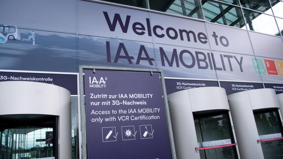 Ein Schild mit der Aufschrift "Welcome to IAA Mobility" hängt am Eingang zur Messe München.