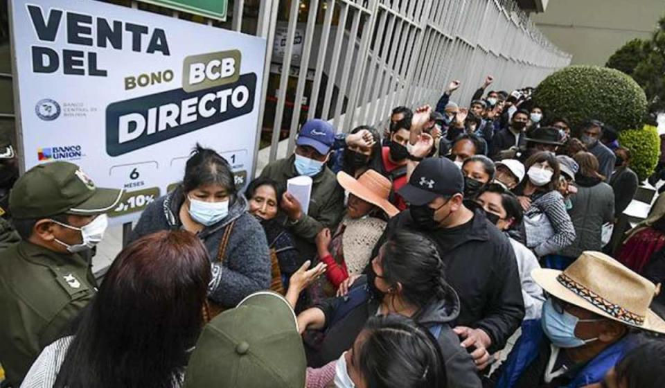 Grupo de ciudadanos aglomeradas a las puertas del banco central boliviano para comprar dólares. Foto: cortesía diario Los Tiempos.