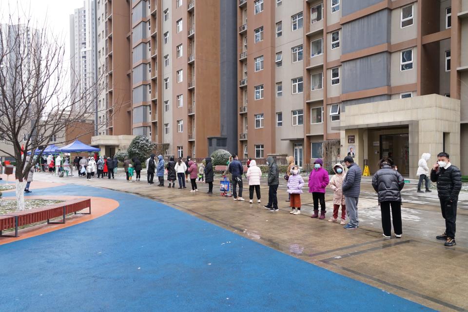 Citizens queue for the fourth round of nucleic acid tests in a closed community