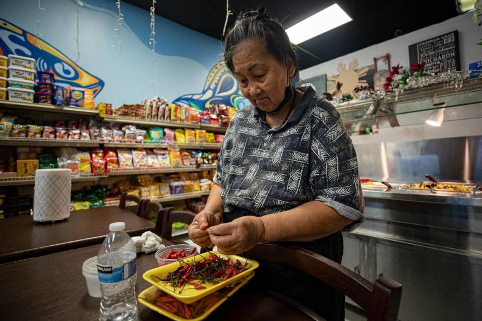 "Nanay" Linda Blanco prepara chiles en Manila Kantina en Miami, Florida, el lunes 10 de octubre de 2022.