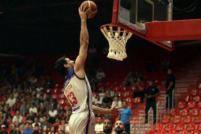 Tayavek Gallizzi tiene 31 años y es una experimentada figura de la Liga Nacional de Básquetbol; subcampeón mundial en China 2019, el santafesino irá ahora en pos de la gloria continental en el nivel de clubes.