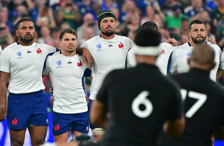 Francia no se dejó amedrentar por el haka, derrotó a All Blacks en el partido inaugural y ahora se reserva a la mayoría de los titulares al jugar contra Uruguay por la segunda fecha. 