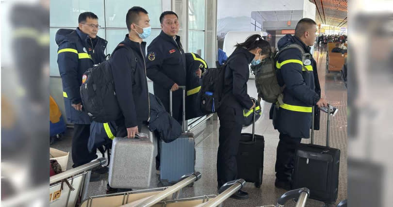 救援人員排隊準備搭機前往新疆。（圖／達志／美聯社）