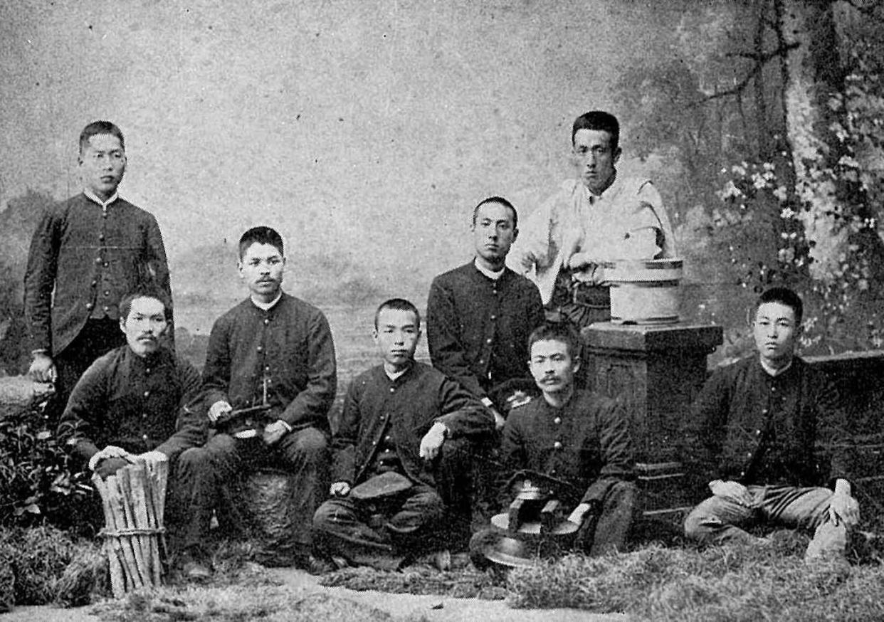 Arriba a la izquierda, Umetaro Suzuki, pionero en el descubrimiento de la tiamina (vitamina B1) a partir del salvado de arroz, con un grupo de estudiantes en una fotografía anónima fechada en la década de 1890 en Japón. <a href="https://commons.wikimedia.org/wiki/File:Jisuido_housemates.jpg" rel="nofollow noopener" target="_blank" data-ylk="slk:Wikimedia Commons;elm:context_link;itc:0;sec:content-canvas" class="link ">Wikimedia Commons</a>