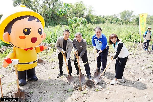 「世界水資源日」羅東林管處與自來水公司辦理『水資源森活圈』深溝植樹活動。（圖：自來水公司提供）