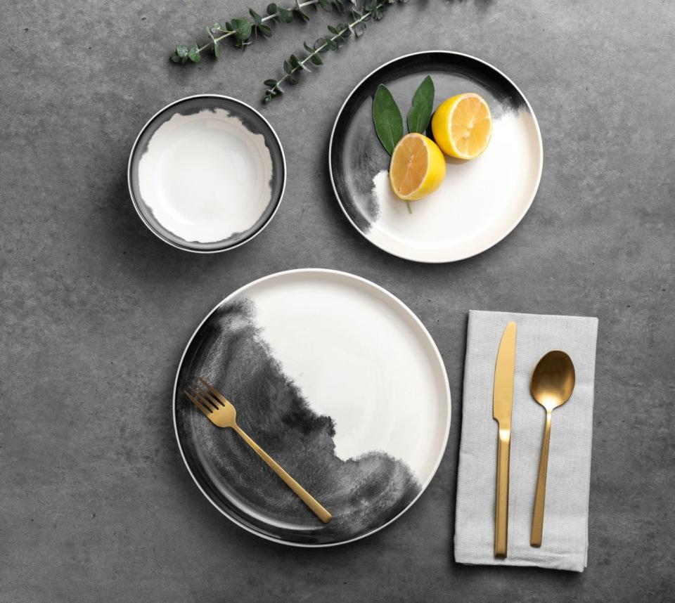 the dinnerware set