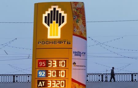 FILE PHOTO: The company logo of Rosneft is seen outside a service station in Moscow, Russia, November 12, 2013. REUTERS/Maxim Shemetov/File Photo
