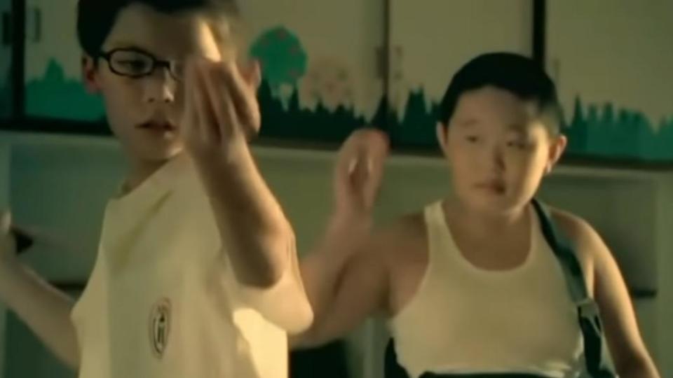 許光漢13歲時參與演出周杰倫〈三年二班〉MV演出。（圖／翻攝自YouTube）