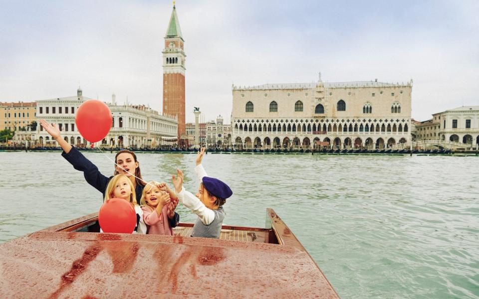 Mother and children on a boat in Venice - Family Traveller/Rocco Bizzarri