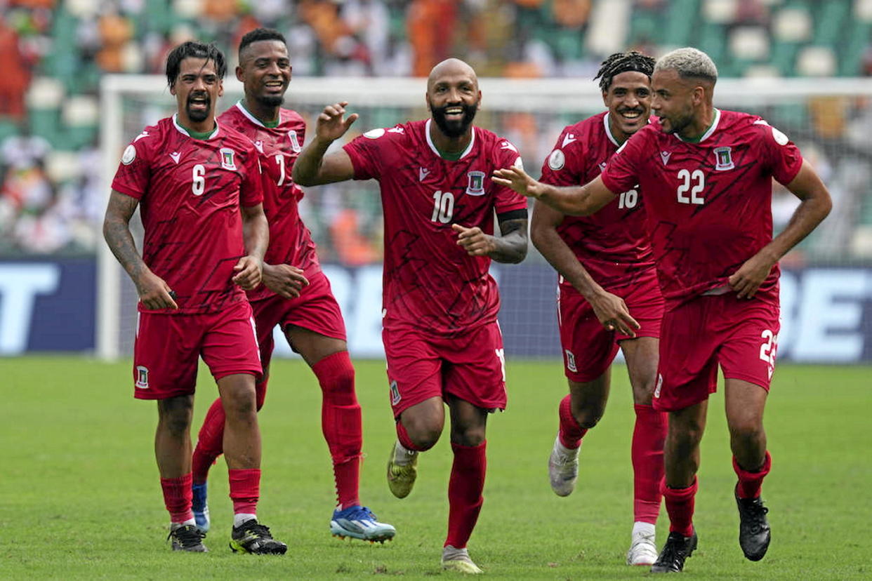 Emilio Nsue de la Guinée équatoriale, au centre, célèbre avec ses coéquipiers après avoir marqué le troisième but de son équipe lors du match de football du groupe A de la Coupe d'Afrique des nations entre la Guinée équatoriale et la Guinée-Bissau, au stade olympique Alassane-Ouattara, à Abidjan, en Côte d'Ivoire, le jeudi 18 janvier 2024.   - Credit:Sunday Alamba/AP/SIPA