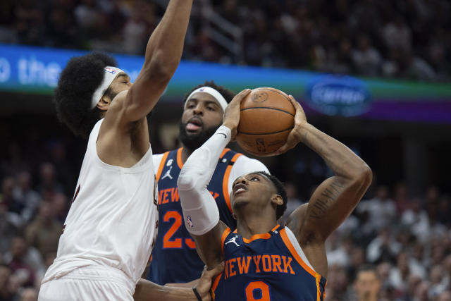 Knicks advance to second round, down Cavs 106-95 in Game 5