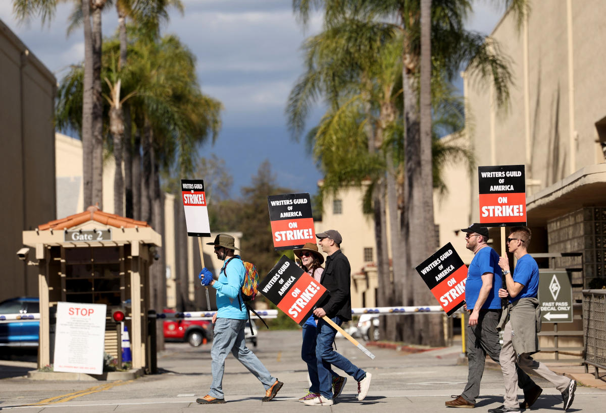 Grève des écrivains hollywoodiens : impact financier important et prolongation menaçante