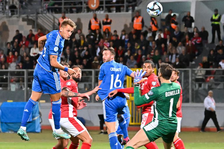 Retegui conecta de cabeza y marca el primer gol de Italia