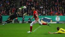 Soccer Football - Bayern Munich v Borussia Dortmund - DFB Pokal Semi Final - Allianz Arena, Munich, Germany - 26/4/17 Bayern Munich's Arjen Robben misses a chance to score Reuters / Kai Pfaffenbach Livepic