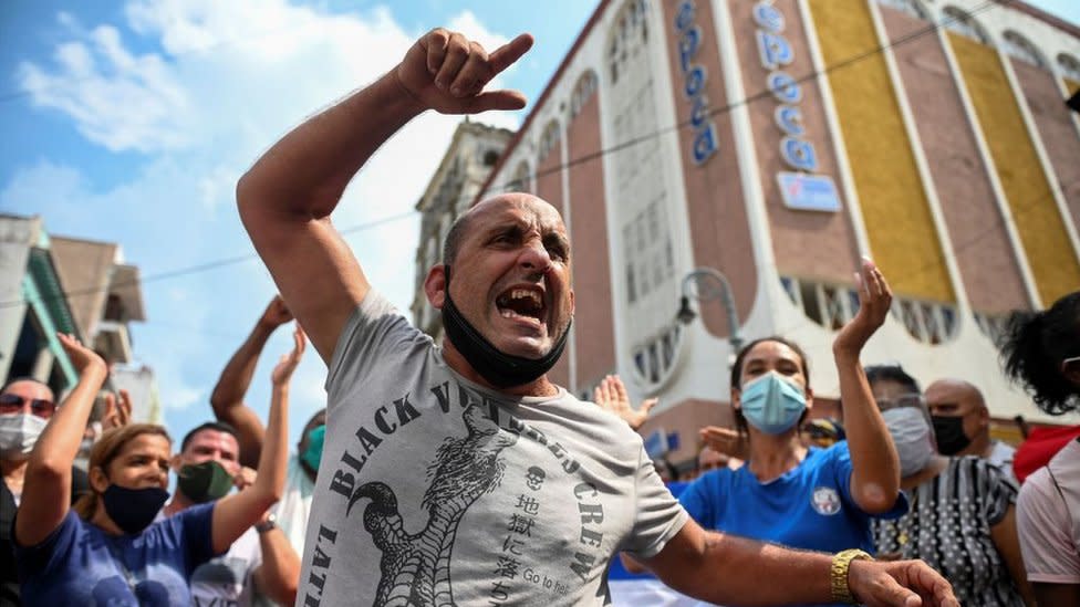 Un hombre protesta en La Habana