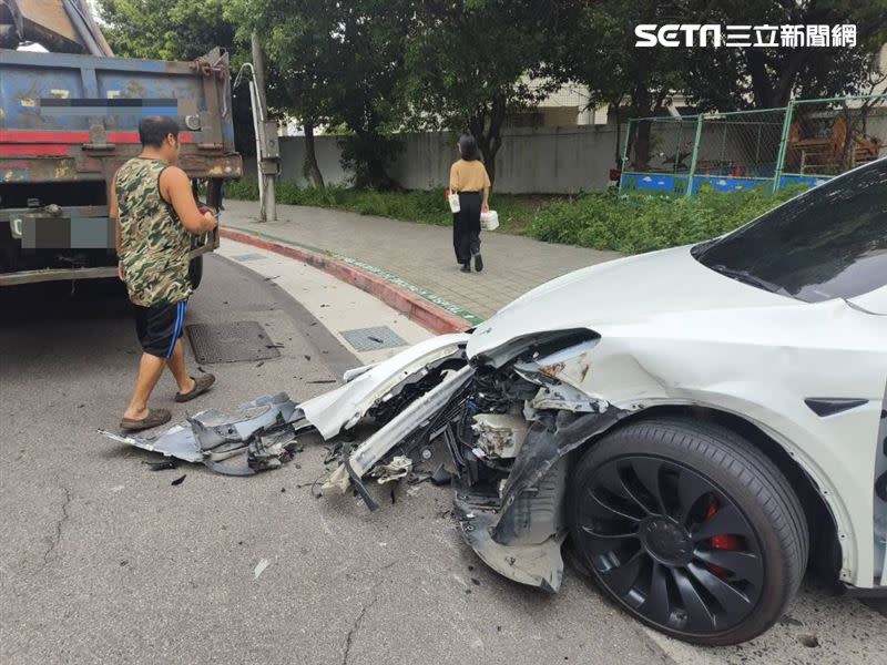 北市林男駕駛特斯拉開出榮總停車場時，與大貨車發生擦撞事故。（圖／翻攝畫面）